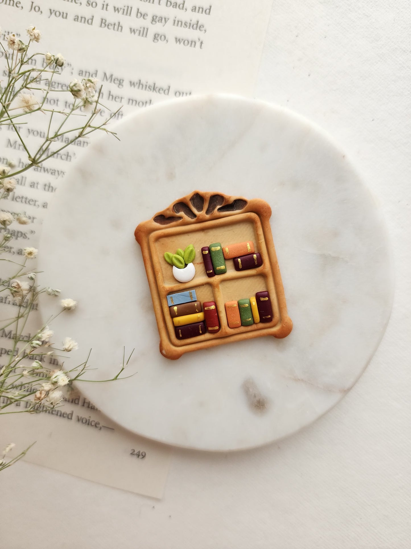 Vintage Bookshelf Keychain